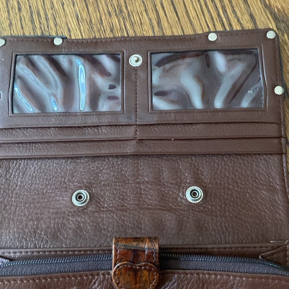 BRIGHTON LEATHER CROSSBODY CLUTCH . - Picture 14 of 16